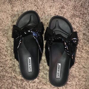 Cape Robbin women’s faux patent leather slides.